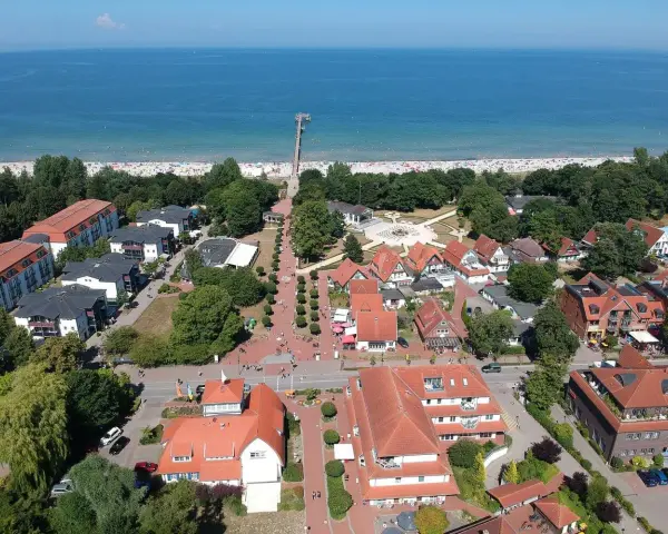 Luftaufnahme der Boltenhagen Innenstadt mit Blick auf den belebten Strand und die Ostsee.