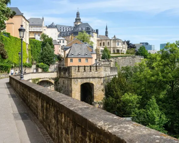 Spaziergang auf dem Chemin de la Corniche in Luxemburg. Hier kann man die Altstadt, Festungsanlagen und moderne Gebäude bestaunen.