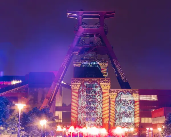 Zeche Zollverein in Essen, illuminiert mit Projektionen. Ein Fest für die Augen, fast wie ein **extraschicht essen** für die Seele.