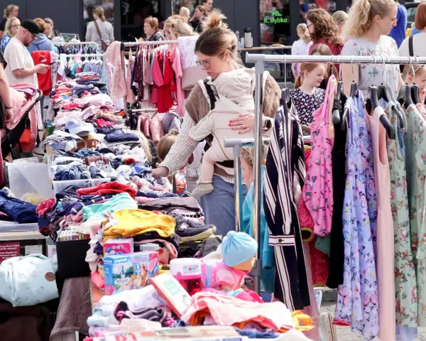 Buntes Treiben auf dem Flohmarkt am 1. Mai. Kinderkleidung, Spielzeug und viel Trödel laden zum Stöbern ein.