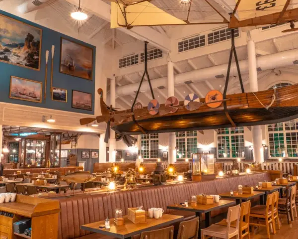 Ein Restaurant mit Wikingerschiff-Deko. Die "Bubba Svens Rezensionen" sind positiv, das Ambiente ist maritim und gemütlich.
