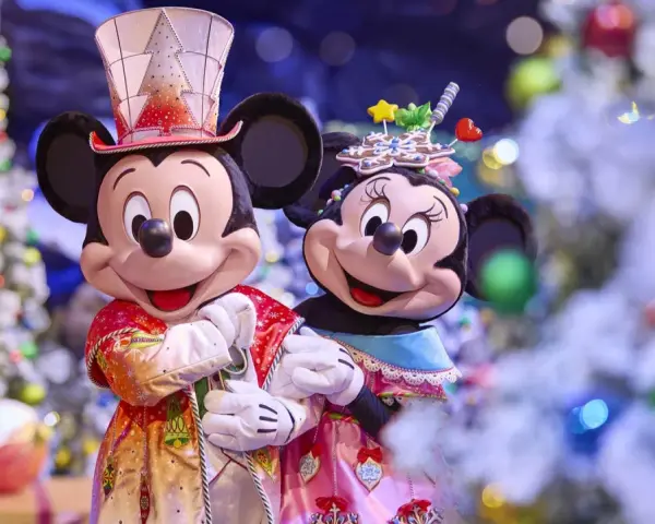 Mickey und Minnie in festlichen Outfits vor Weihnachtsbäumen im Disneyland. Ein magisches Weihnachtserlebnis!