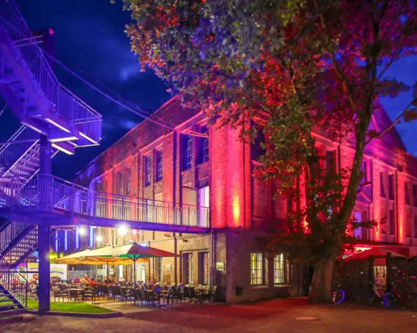 Abendstimmung mit bunten Lichtern und einer Treppe, die zum "Extraschicht Dorsten" führt.