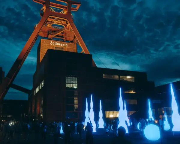 Industrielles Erbe trifft auf Lichtkunst: Die Zeche Zollverein wird zur Bühne für faszinierende Extraschicht Spielorte mit leuchtenden Skulpturen.