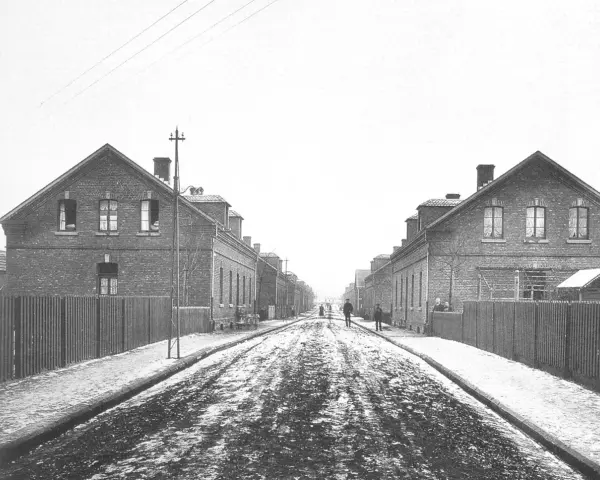 Alte Straße in Eisenheim, Oberhausen, mit Ziegelhäusern und Kopfsteinpflaster.