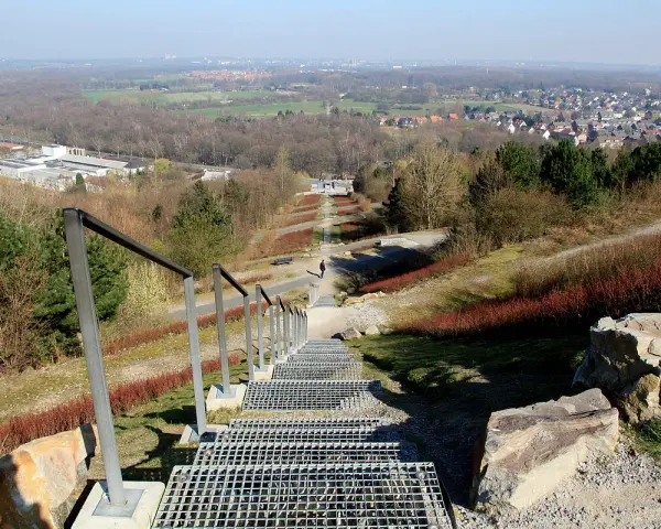 Treppe führt zur Halde Hoheward. Ein Spaziergänger genießt die Aussicht über die Landschaft.