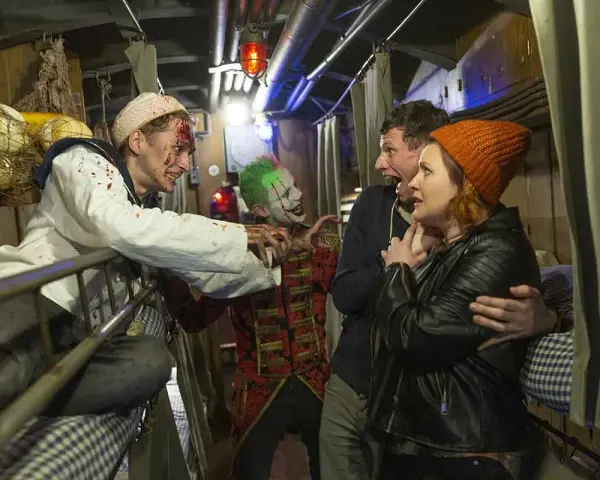 Schrecken in der Bavaria Filmstadt: Ein blutverschmierter Seemann und ein Clown erschrecken ein Paar. Ein gruseliges Halloween-Erlebnis.