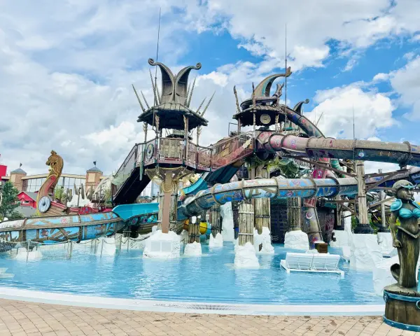 Der Rulantica Wasserpark mit Wikingerschiff-Rutsche und Meerjungfrauen-Statue. Ein Abenteuer für die ganze Familie!