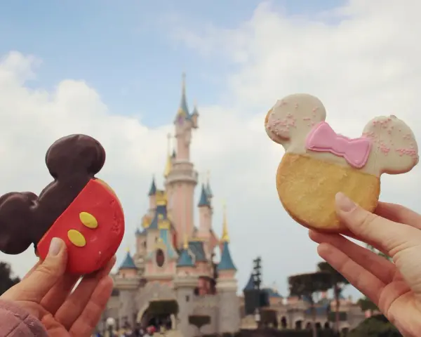 Mickey- und Minnie-Kekse vor dem Schloss. So lecker, was kann man im Disneyland Paris machen!