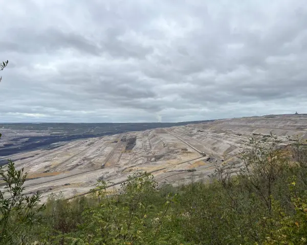 Blick vom Aussichtspunkt Tagebau Hambach auf die riesige Braunkohlegrube mit ihren Terrassen und Förderbändern.