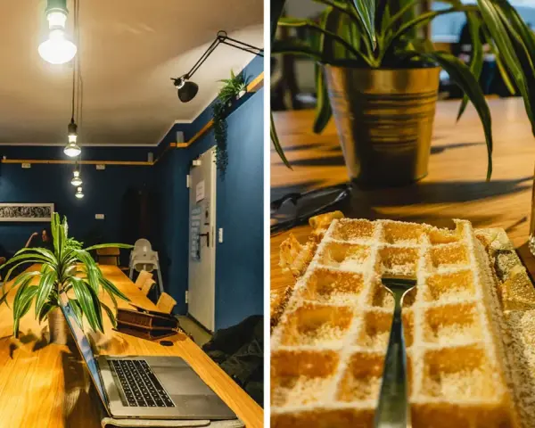 Gemütliches Cafe mit langen Holztisch, Laptop und Waffel mit Kaffee. Perfekt zum cafe lernen und entspannen.