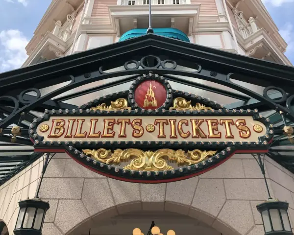Hier können Sie Disneyland Paris Tickets vor Ort kaufen. Das Schild "Billets-Tickets" mit dem Schloss-Symbol weist den Weg.