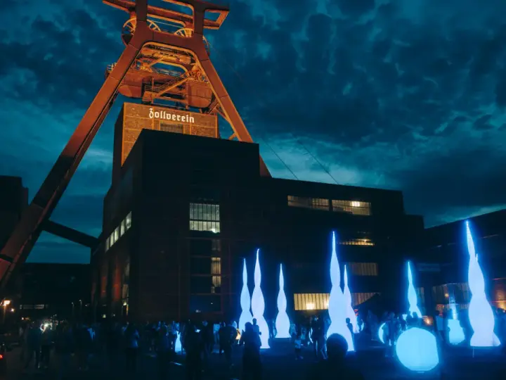 Industrielles Erbe trifft auf Lichtkunst: Die Zeche Zollverein wird zur Bühne für faszinierende Extraschicht Spielorte mit leuchtenden Skulpturen.