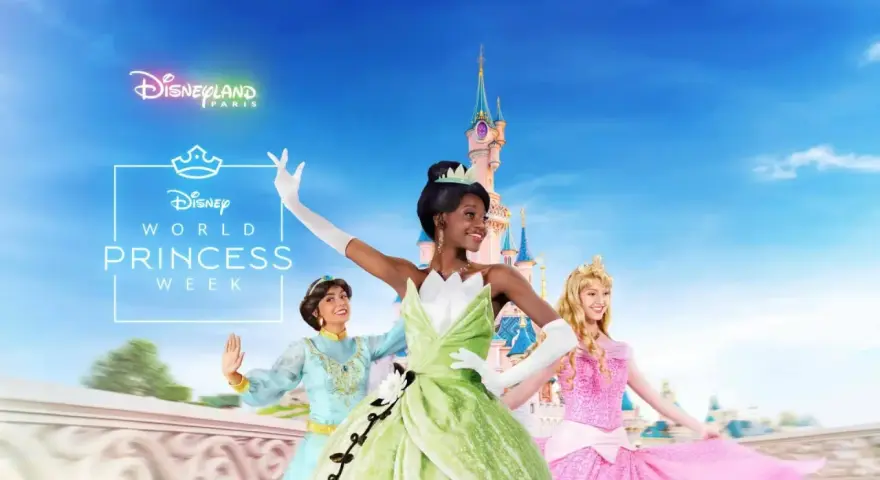 Drei Disney Prinzessinnen, Tiana, Jasmine und Aurora, tanzen vor dem Schloss in Disneyland Paris.