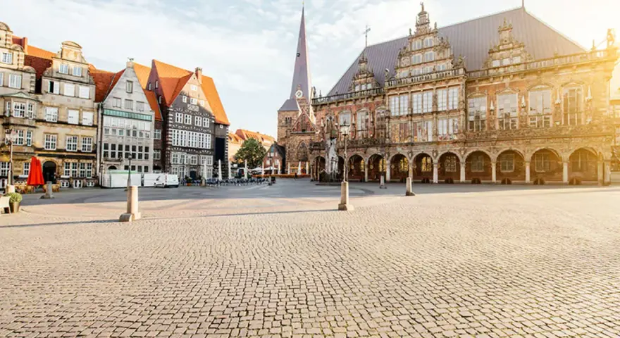 Bremen Marktplatz mit Rathaus & St. Petri Dom. Hier kann man in Bremen viel entdecken, z.B. die historische Architektur.