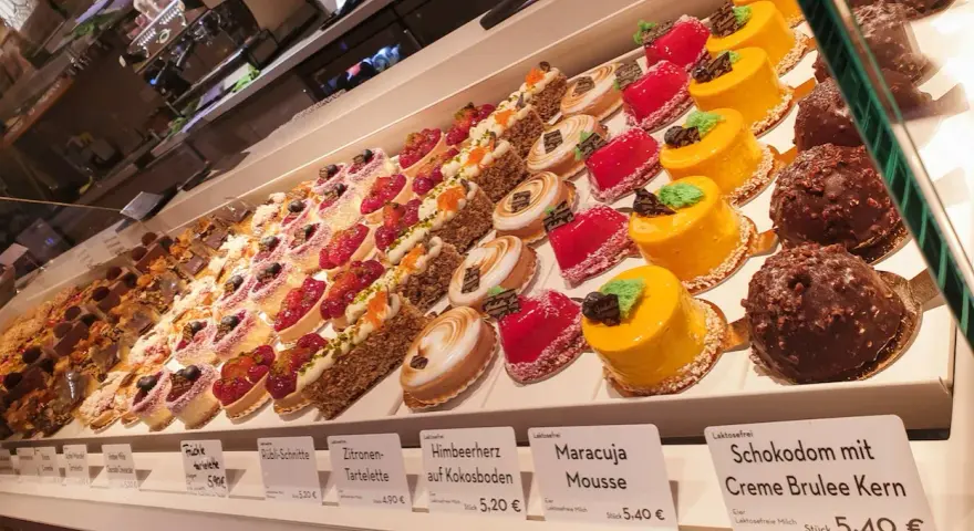 Isabella glutenfreie Pâtisserie: Vielfalt an bunten, kleinen Törtchen und Kuchen, darunter Frucht- und Schokoladenkreationen.