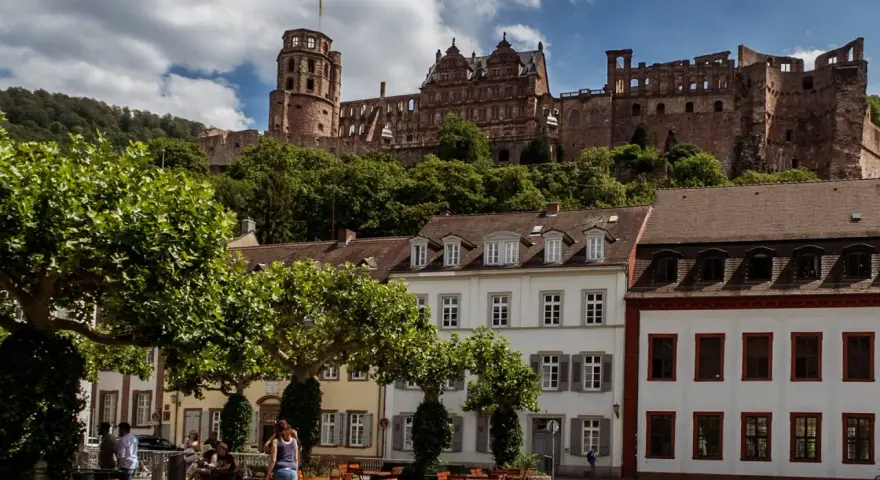 Heidelberger Schloss thront über malerischen Häusern. Ein perfekter Ort, um zu entspannen und zu überlegen, was to do in Heidelberg.