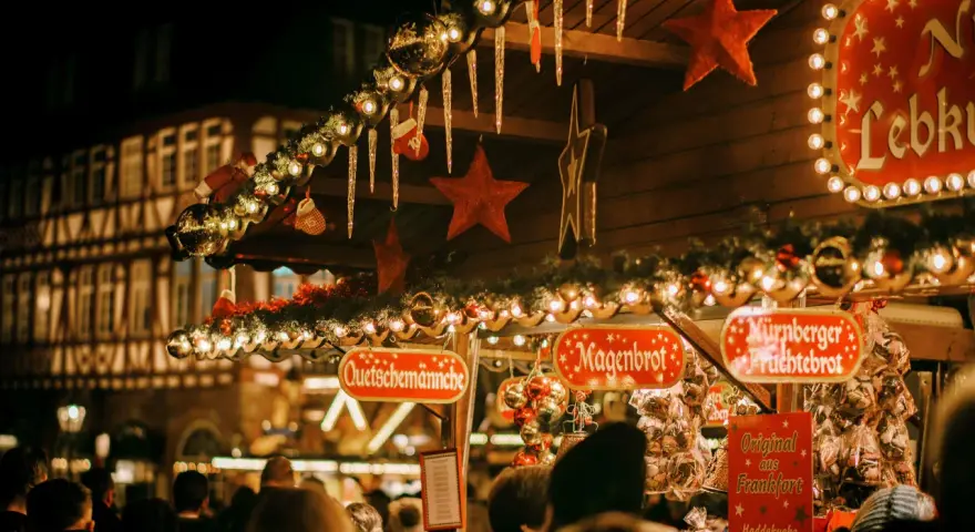 Der kleinste Weihnachtsmarkt der Stadt lockt mit Lebkuchen, Quetschemännchen und Nürnberger Früchtebrot.