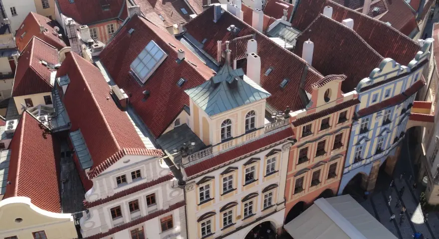 Blick über rote Dächer und bunte Fassaden in Prag. Ein Highlight der Stadt.