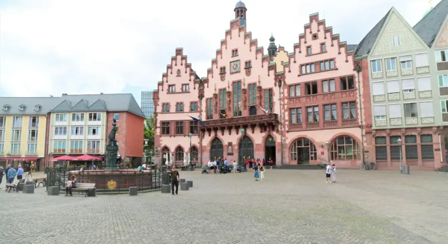 Der Römerberg in Frankfurt, ein lebhafter markt, mit historischen Gebäuden und Menschen, die die Atmosphäre genießen.