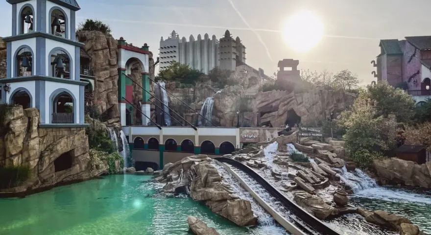 Wasserbahn im Phantasialand mit Glockenturm und Felsenlandschaft. Tolle Phantasialand Tipps für einen unvergesslichen Tag!