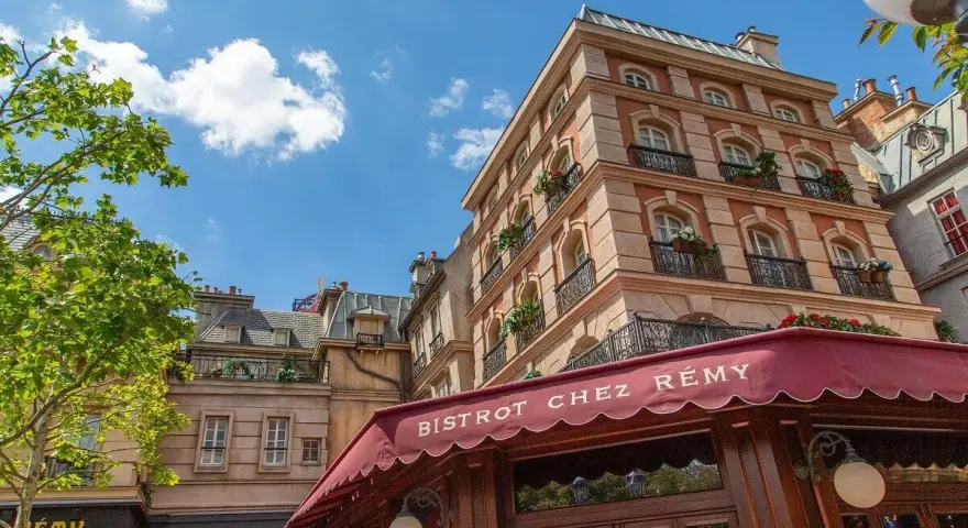 Bistrot Chez Rémy, ein Ratatouille Restaurant in Paris, mit typisch französischen Gebäuden und einem roten Vordach.