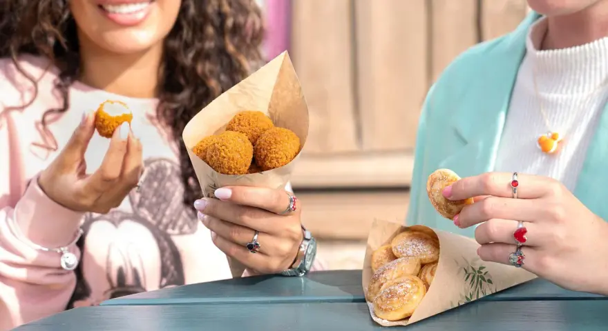 Disneyland Paris Snacks: Knusprige Kroketten und süße Poffertjes für einen magischen Tag.