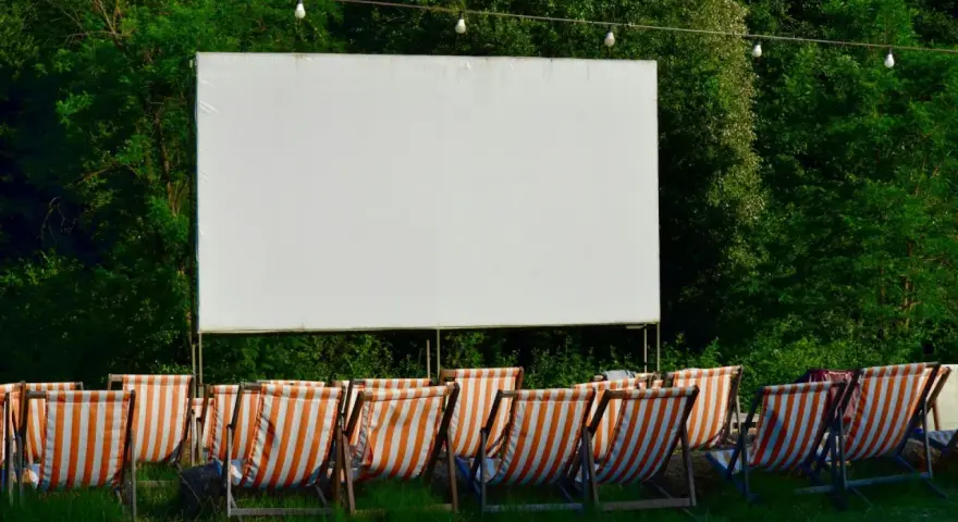 Leere Liegestühle warten auf Besucher vor einer Leinwand im **Open Air Kino Ruhrgebiet**.
