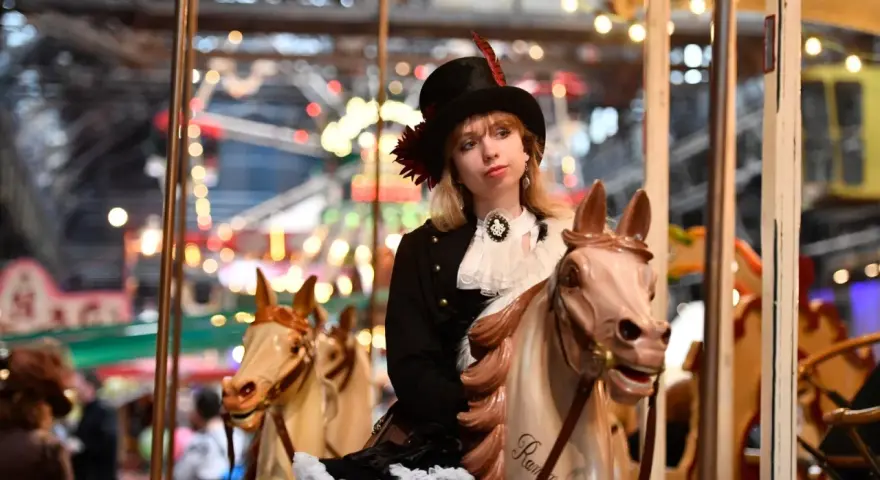 Junge Frau im Steampunk-Outfit auf einem Pferd eines historischen Jahrmarkts in der Jahrhunderthalle.