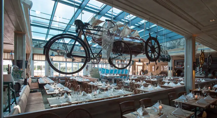 Einzigartiges Ambiente im Bell Rock Restaurant. Die Speisekarte wartet in einem Raum mit Deckeninstallationen, die an Schiffe und Fahrräder erinnern.