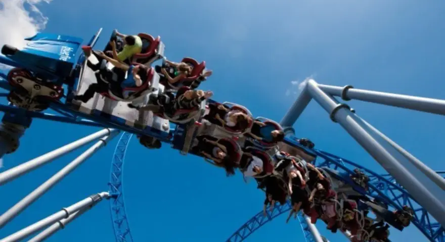 Achtung, Achterbahn! Besucher im Europa-Park erleben einen neuen Rekordtag. Die Blue Fire Megacoaster-Bahn rast mit vielen begeisterten Gästen durch die Lüfte.