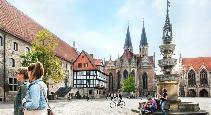 Bummel über den historischen Platz in Braunschweig mit Dom und Brunnen. Hier kann man viel entdecken, was man in Braunschweig machen kann.