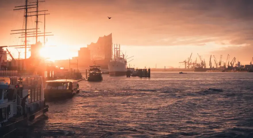 Sonnenuntergang im Hamburger Hafen. Schiffe, Kräne und die Elbphilharmonie – so viel kann man in Hamburg machen!