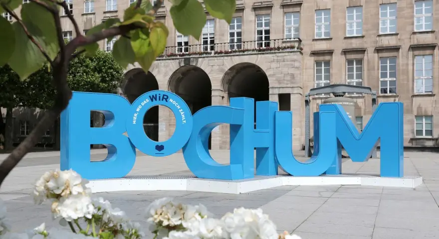 Große blaue Buchstaben formen "BOCHUM" vor einem Gebäude. Hier gibt es viele kostenlose Veranstaltungen in Bochum zu entdecken!