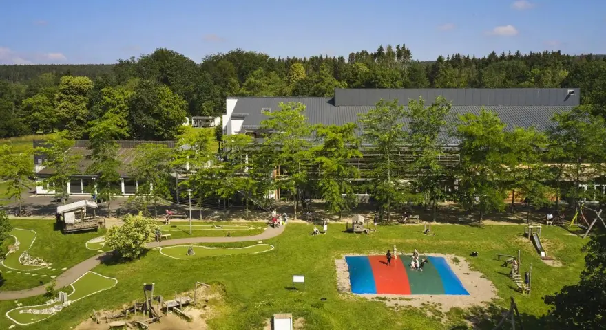 Der neuer Center Parcs Schwarzwald bietet Spaß für die ganze Familie: Minigolf, Spielplatz und bunte Hüpfkissen.