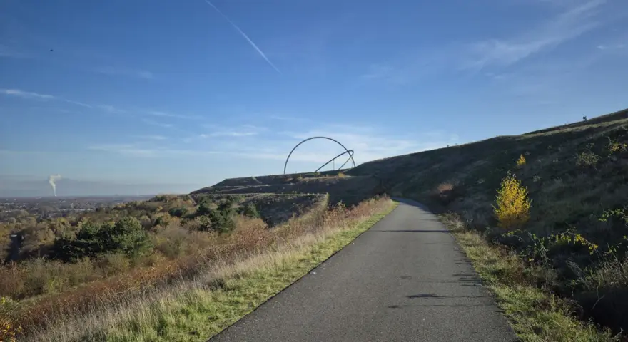 Weg zur Halde Hoheward mit der markanten Skulptur "Himmelspiegel" im Hintergrund.