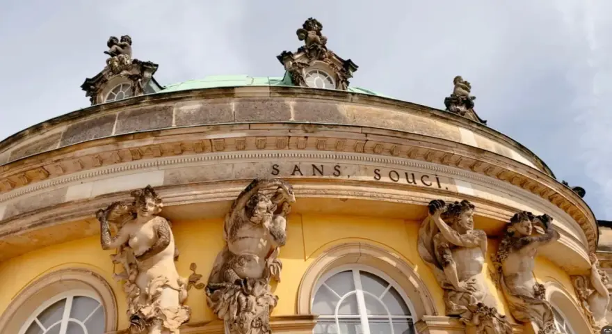 Sanssouci Palast in Potsdam: Was kann man in Potsdam machen? Statuen und Architektur bestaunen.