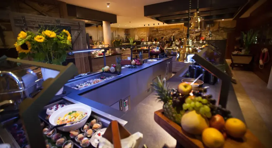 Ein üppiger Bell Rock Buffet-Tisch mit frischem Obst, Salaten und Desserts, dekoriert mit Sonnenblumen.