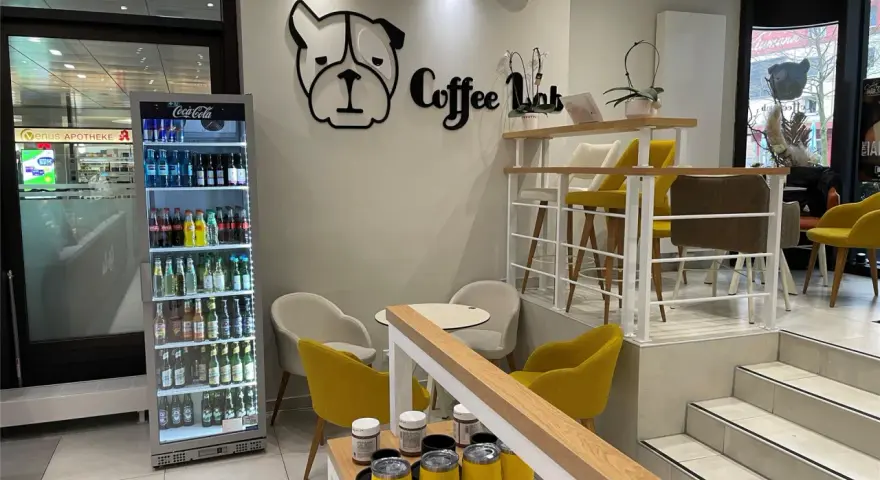 Gemütliche Sitzgelegenheiten und ein Kühlschrank voller Getränke im Copenhagen Coffee Lab.