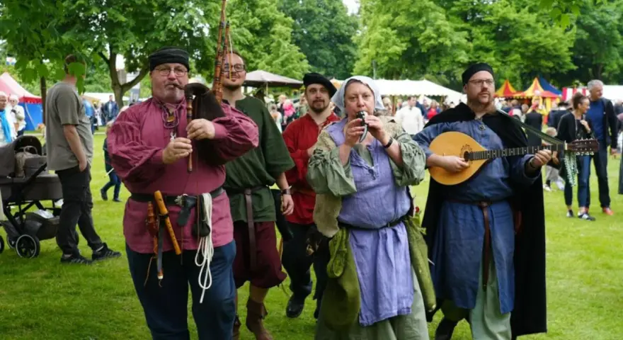 Musiker mit Dudelsack und Laute beleben die Waltrop Veranstaltungen. Mittelalterliche Gewänder und fröhliche Klänge ziehen die Besucher in ihren Bann.