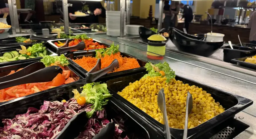 Vielfalt am Center Parcs Buffet: Salat, Mais & mehr. Informiere dich über die Center Parcs Buffet Preise für deinen nächsten Urlaub.