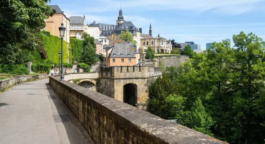 Spaziergang auf dem Chemin de la Corniche in Luxemburg. Hier kann man die Altstadt, Festungsanlagen und moderne Gebäude bestaunen.