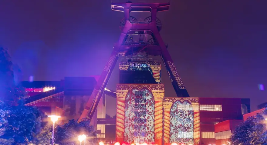 Zeche Zollverein in Essen, illuminiert mit Projektionen. Ein Fest für die Augen, fast wie ein **extraschicht essen** für die Seele.