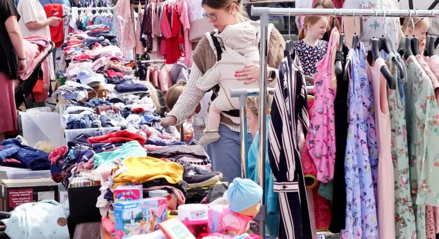 Buntes Treiben auf dem Flohmarkt am 1. Mai. Kinderkleidung, Spielzeug und viel Trödel laden zum Stöbern ein.