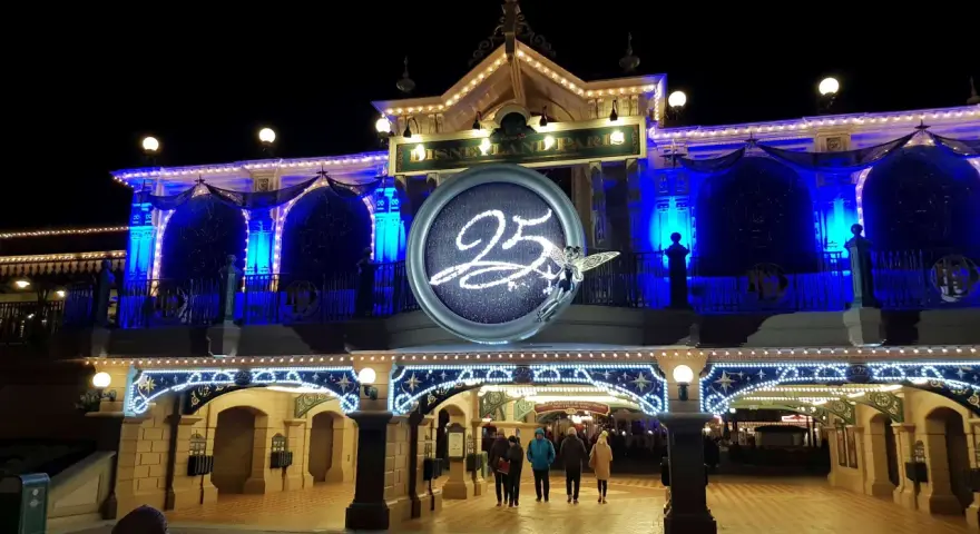 Disneyland Paris im Winter, festlich beleuchtet mit der Zahl 25 und einer Fee.