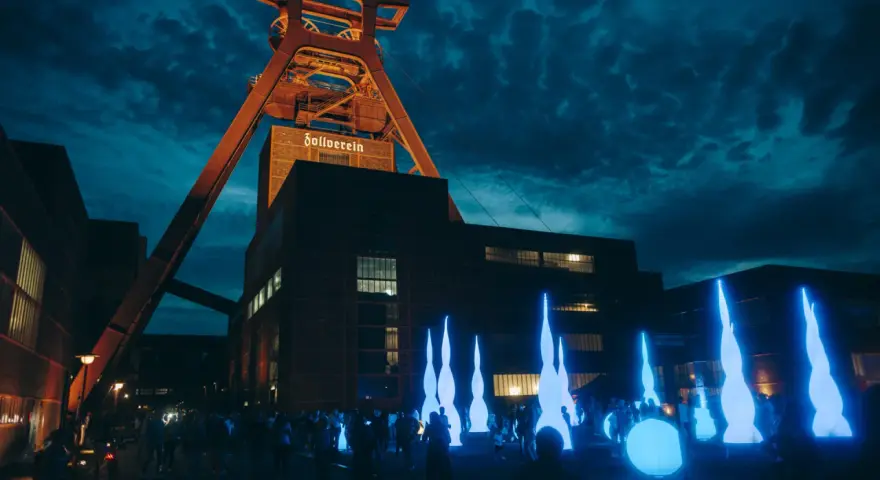 Industrielles Erbe trifft auf Lichtkunst: Die Zeche Zollverein wird zur Bühne für faszinierende Extraschicht Spielorte mit leuchtenden Skulpturen.