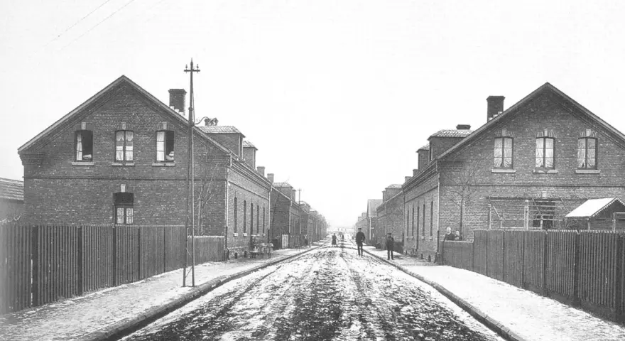 Alte Straße in Eisenheim, Oberhausen, mit Ziegelhäusern und Kopfsteinpflaster.