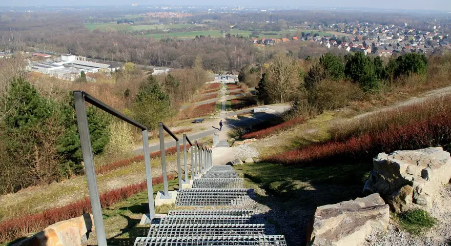 Treppe führt zur Halde Hoheward. Ein Spaziergänger genießt die Aussicht über die Landschaft.