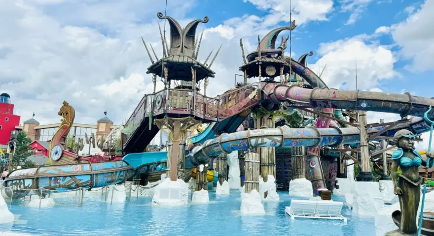Der Rulantica Wasserpark mit Wikingerschiff-Rutsche und Meerjungfrauen-Statue. Ein Abenteuer für die ganze Familie!