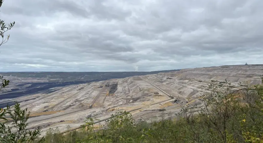 Blick vom Aussichtspunkt Tagebau Hambach auf die riesige Braunkohlegrube mit ihren Terrassen und Förderbändern.